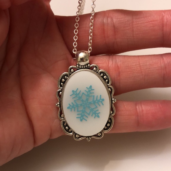 Vintage Pyrex Snowflake upcycled handmade necklace pendant charm - Picture 2 of 6